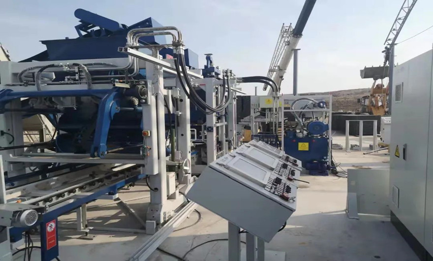 項目現(xiàn)場|泉工股份ZN900C全自動生態(tài)砌塊成型機生產(chǎn)線于西北地區(qū)已經(jīng)進(jìn)入安裝調(diào)試階段